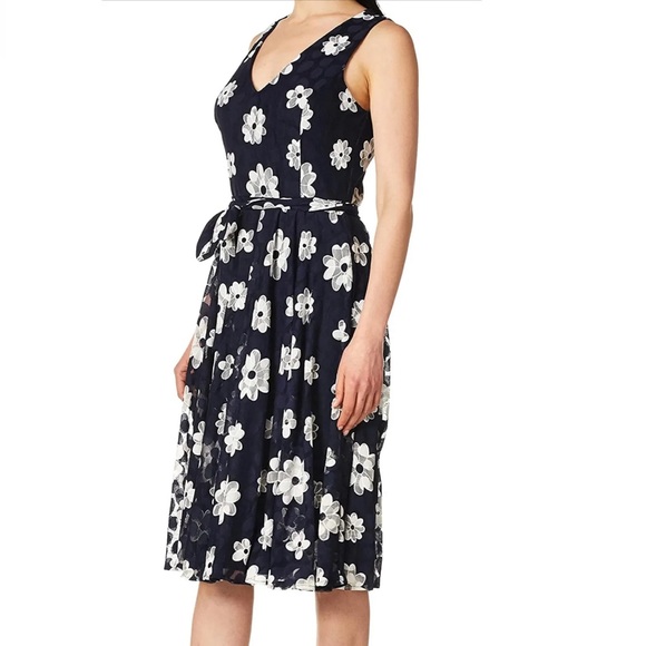 Tommy Hilfiger EUC Daisy Lace Floral Navy and White Belted Sleeveless Midi Dress - Picture 3 of 11